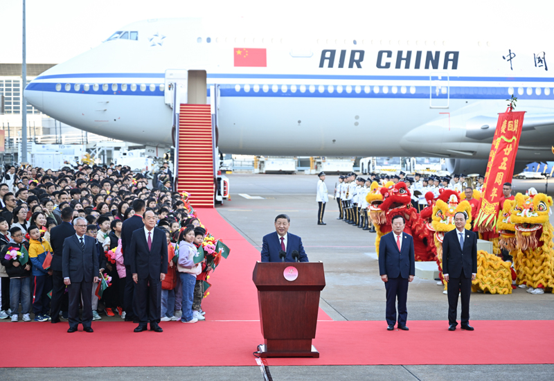 出席庆祝澳门回归祖国25周年大会暨澳门特别行政区第六届政府就职典礼并对澳门进行视察 
习近平抵达澳门 
澳门特别行政区行政长官贺一诚等前往机场迎接「相关图片」