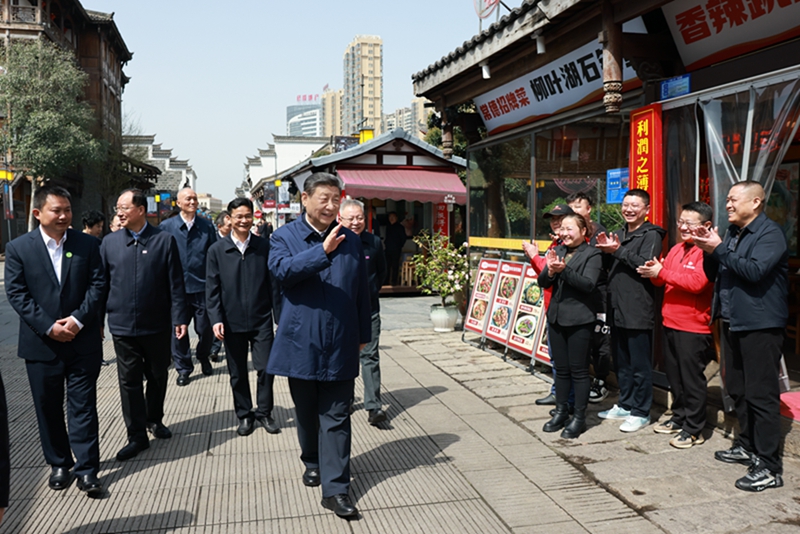 习近平在湖南考察时强调
坚持改革创新求真务实
奋力谱写中国式现代化湖南篇章
蔡奇陪同考察「相关图片」