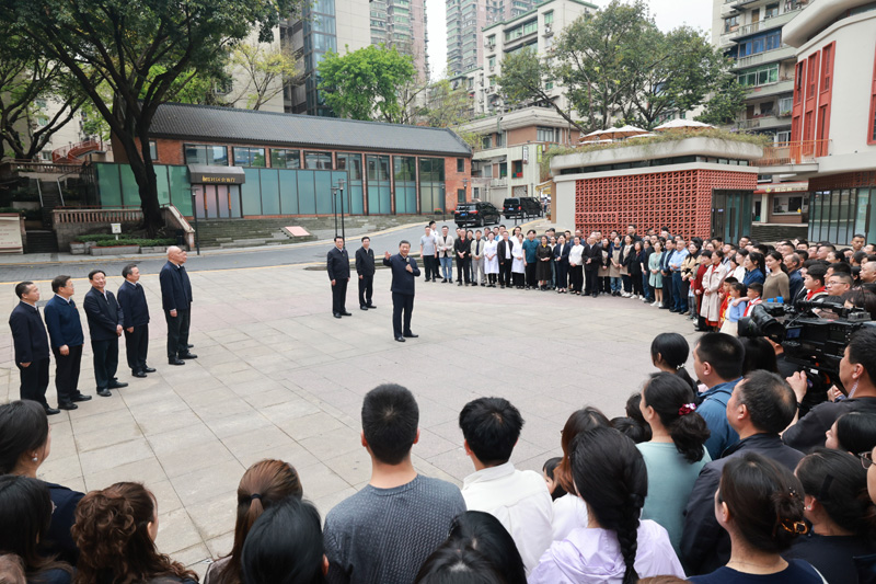 习近平在重庆考察时强调
进一步全面深化改革开放
不断谱写中国式现代化重庆篇章
蔡奇陪同考察「相关图片」