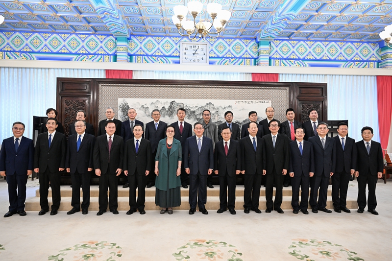 李強(qiáng)向新聘任國(guó)務(wù)院參事、中央文史研究館館員頒發(fā)聘書(shū)并強(qiáng)調(diào)
更好發(fā)揮參事和館員的獨(dú)特作用
為黨和國(guó)家事業(yè)發(fā)展多作貢獻(xiàn)「相關(guān)圖片」