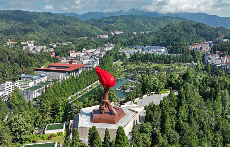 确保党始终成为时代先锋、民族脊梁——写在中国共产党成立103周年之际「相关图片」