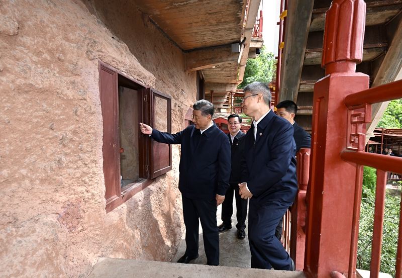 习近平在甘肃考察时强调
深化改革勇于创新苦干实干富民兴陇
奋力谱写中国式现代化甘肃篇章
途中在陕西宝鸡考察
蔡奇陪同考察「相关图片」