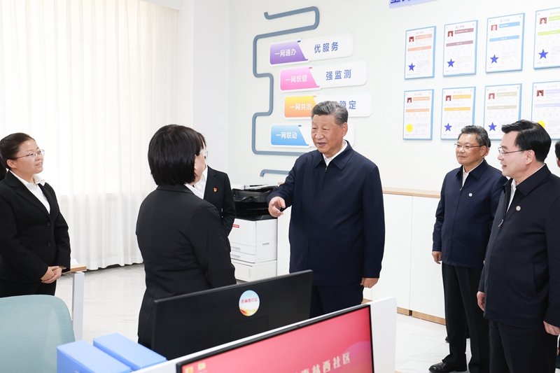 习近平在甘肃考察时强调
深化改革勇于创新苦干实干富民兴陇
奋力谱写中国式现代化甘肃篇章
途中在陕西宝鸡考察
蔡奇陪同考察「相关图片」