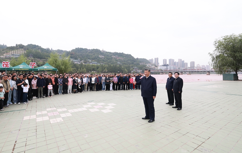 习近平在甘肃考察时强调
深化改革勇于创新苦干实干富民兴陇
奋力谱写中国式现代化甘肃篇章
途中在陕西宝鸡考察
蔡奇陪同考察「相关图片」