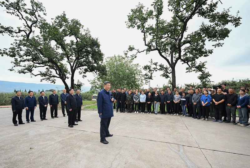 习近平在甘肃考察时强调
深化改革勇于创新苦干实干富民兴陇
奋力谱写中国式现代化甘肃篇章
途中在陕西宝鸡考察
蔡奇陪同考察「相关图片」
