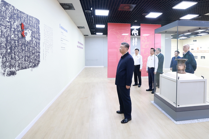 习近平在甘肃考察时强调
深化改革勇于创新苦干实干富民兴陇
奋力谱写中国式现代化甘肃篇章
途中在陕西宝鸡考察
蔡奇陪同考察「相关图片」