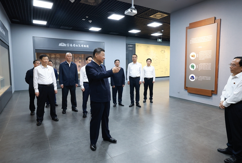 习近平在甘肃考察时强调
深化改革勇于创新苦干实干富民兴陇
奋力谱写中国式现代化甘肃篇章
途中在陕西宝鸡考察
蔡奇陪同考察「相关图片」