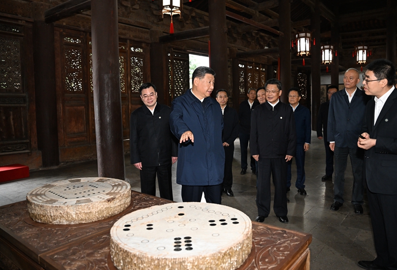 习近平在甘肃考察时强调
深化改革勇于创新苦干实干富民兴陇
奋力谱写中国式现代化甘肃篇章
途中在陕西宝鸡考察
蔡奇陪同考察「相关图片」