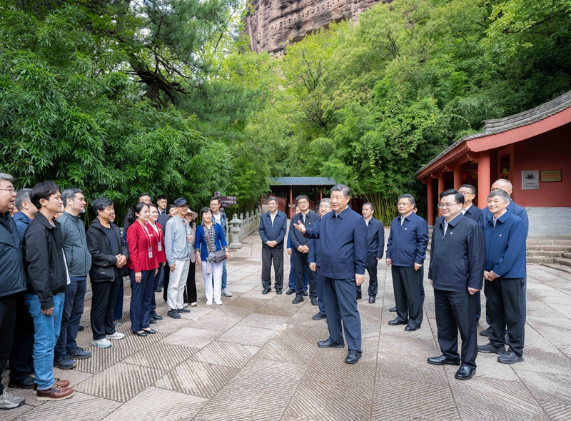 习近平在甘肃考察时强调
深化改革勇于创新苦干实干富民兴陇
奋力谱写中国式现代化甘肃篇章
途中在陕西宝鸡考察
蔡奇陪同考察「相关图片」