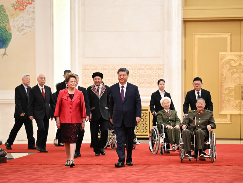 中華人民共和國(guó)國(guó)家勛章和國(guó)家榮譽(yù)稱號(hào)頒授儀式在京隆重舉行
習(xí)近平向國(guó)家勛章和國(guó)家榮譽(yù)稱號(hào)獲得者頒授勛章獎(jiǎng)?wù)虏l(fā)表重要講話
李強(qiáng)趙樂(lè)際王滬寧丁薛祥李希韓正出席 蔡奇主持「相關(guān)圖片」