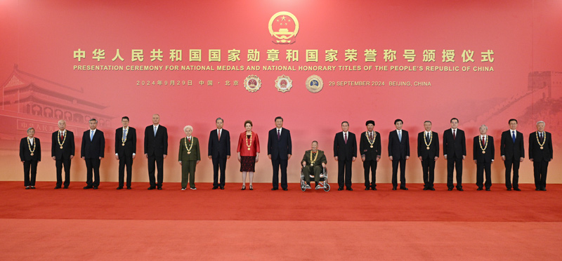 中華人民共和國(guó)國(guó)家勛章和國(guó)家榮譽(yù)稱號(hào)頒授儀式在京隆重舉行
習(xí)近平向國(guó)家勛章和國(guó)家榮譽(yù)稱號(hào)獲得者頒授勛章獎(jiǎng)?wù)虏l(fā)表重要講話
李強(qiáng)趙樂(lè)際王滬寧丁薛祥李希韓正出席 蔡奇主持「相關(guān)圖片」