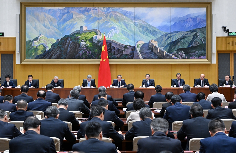 李強(qiáng)在國務(wù)院第三次廉政工作會議上強(qiáng)調(diào)
堅決貫徹黨中央關(guān)于全面從嚴(yán)治黨的戰(zhàn)略部署
深入推進(jìn)政府黨風(fēng)廉政建設(shè)和反腐敗斗爭
丁薛祥主持 李希等出席「相關(guān)圖片」