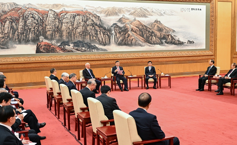 習(xí)近平同黨外人士共迎新春
代表中共中央，向各民主黨派、工商聯(lián)和無黨派人士，向統(tǒng)一戰(zhàn)線廣大成員，
致以誠(chéng)摯問候和新春祝福
王滬寧蔡奇出席「相關(guān)圖片」