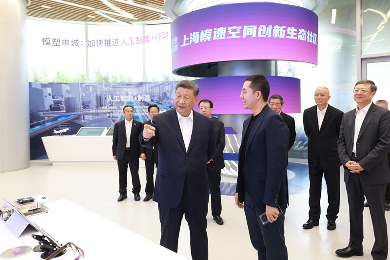 习近平在上海考察时强调
加快建成具有全球影响力的科技创新高地
蔡奇陪同考察「相关图片」