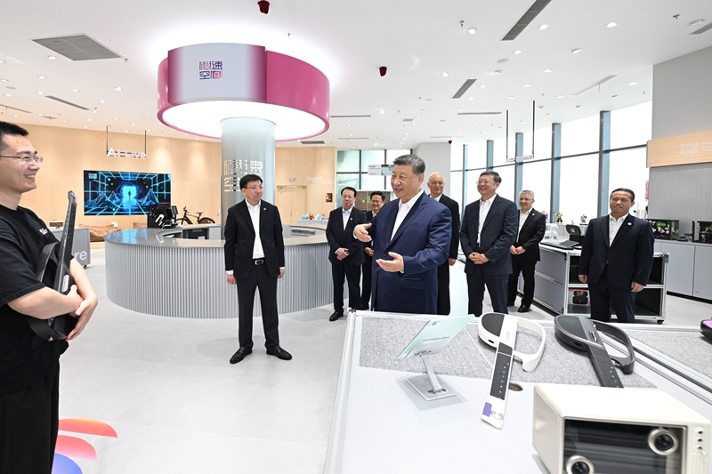 习近平在上海考察时强调
加快建成具有全球影响力的科技创新高地
蔡奇陪同考察「相关图片」