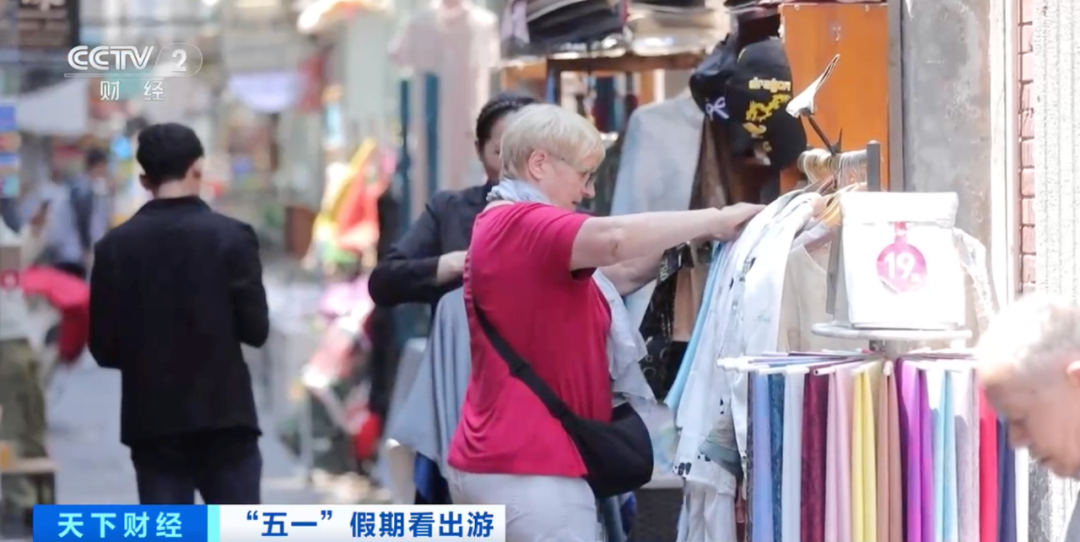 旅游+购物 外国人提着行李箱来“扫货”「相关图片」