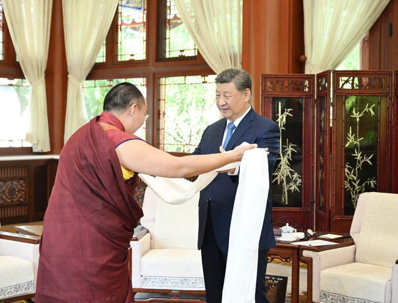 习近平接受班禅额尔德尼·确吉杰布拜见「相关图片」