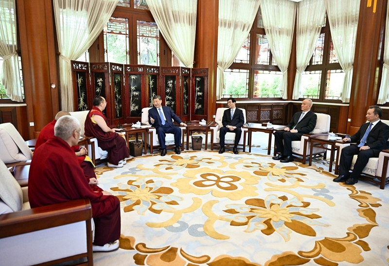 习近平接受班禅额尔德尼·确吉杰布拜见「相关图片」