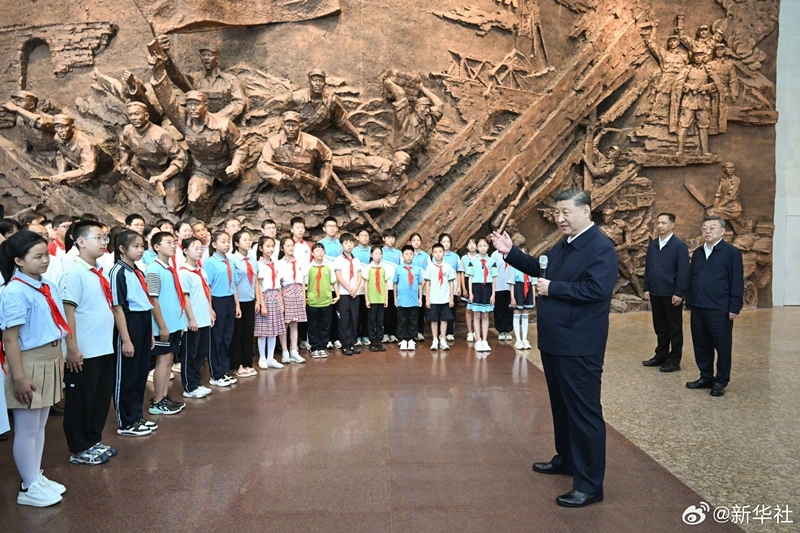 习近平在山西阳泉市向抗战烈士敬献花篮并参观百团大战纪念馆「相关图片」