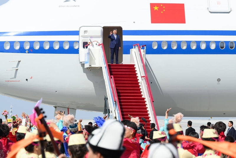 习近平率中央代表团抵达乌鲁木齐出席新疆维吾尔自治区成立70周年庆祝活动
王沪宁蔡奇同机抵达「相关图片」