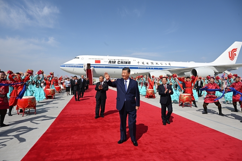 习近平率中央代表团抵达乌鲁木齐出席新疆维吾尔自治区成立70周年庆祝活动
王沪宁蔡奇同机抵达「相关图片」