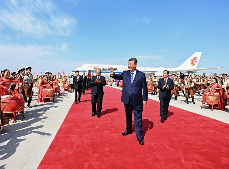 习近平率中央代表团抵达乌鲁木齐出席新疆维吾尔自治区成立70周年庆祝活动
王沪宁蔡奇同机抵达「相关图片」