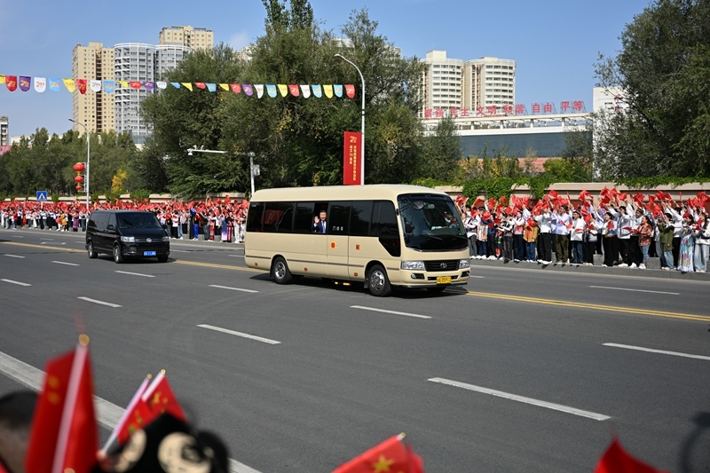 习近平率中央代表团抵达乌鲁木齐出席新疆维吾尔自治区成立70周年庆祝活动
王沪宁蔡奇同机抵达「相关图片」