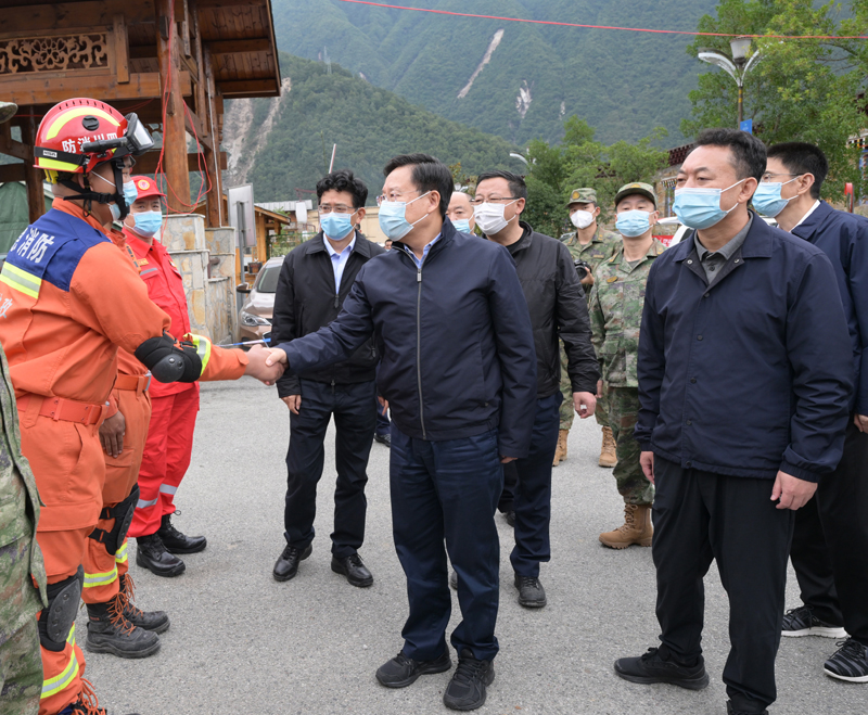 王晓晖在甘孜州泸定县调研指导抗震救灾工作时强调
坚决把总书记重要指示贯彻好落实好
全力救援受灾群众 全力保障灾区群众生命财产安全「相关图片」