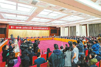 四川代表团在驻地举行全体会议 彭清华主持 尹力参加