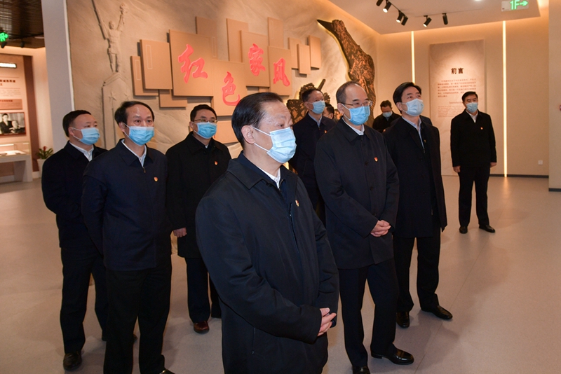 彭清华在天府家风馆调研参观时强调
抓好党员和领导干部家风建设
切实筑牢反腐倡廉的家庭防线
黄强一同调研参观「相关图片」