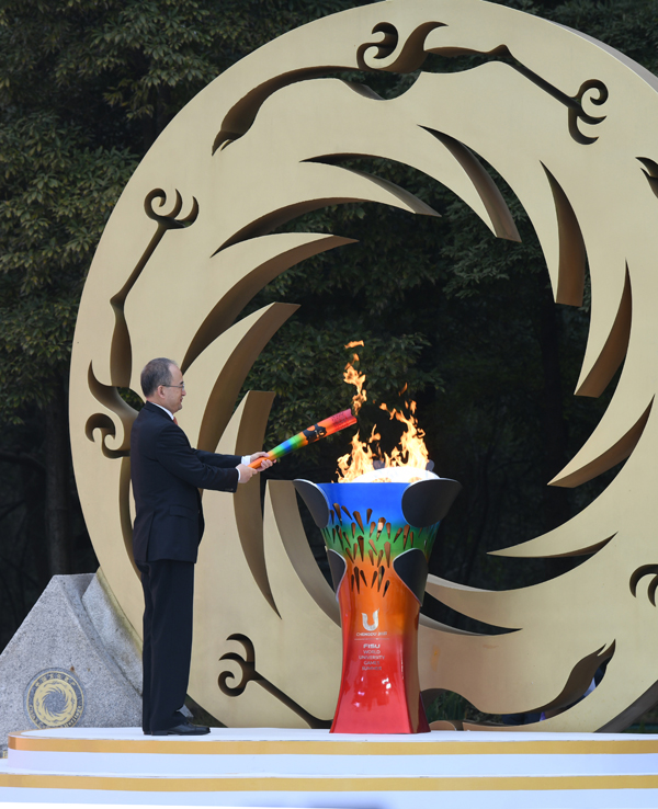成都第31届世界大学生夏季运动会火种交接欢迎仪式在蓉举行
黄强点燃火种盆「相关图片」