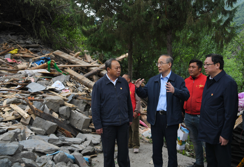 黄强在看望马尔康6.0级震群受灾群众并主持召开灾后重建专题会议时强调
把习近平总书记的牵挂和亲切关怀转化为奋进动力
坚决做好抢险救灾和灾后恢复重建工作「相关图片」