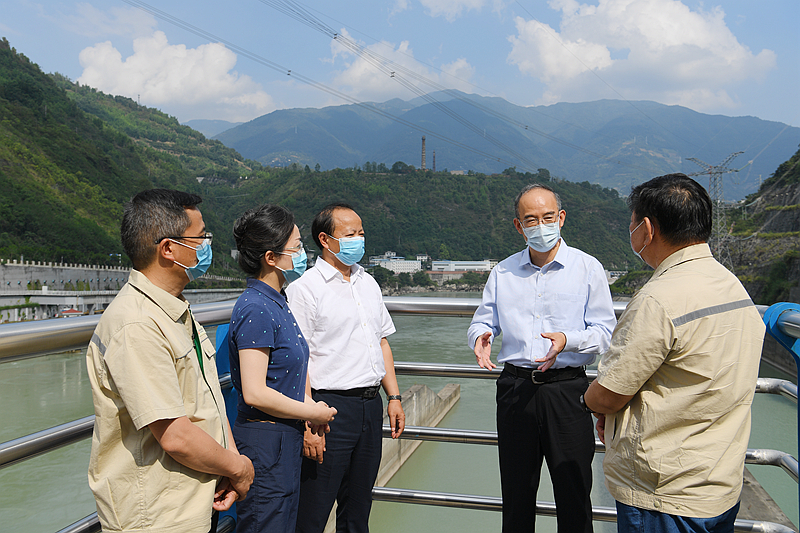 黄强在雅安市乐山市检查震后水电站运行安全并调研电力保供工作时强调
加强安全隐患排查整治抓好蓄水保供工作
加快构建安全稳定电力系统切实提升抗风险能力「相关图片」