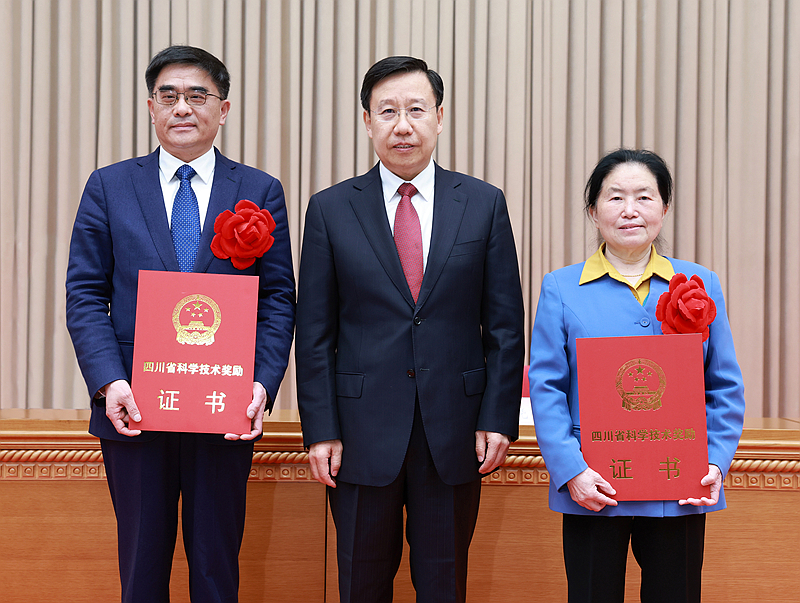 王晓晖在四川省科学技术奖励大会暨第三届“四川杰出人才奖”颁奖仪式上强调
大力弘扬科学家精神 以创新驱动引领高质量发展
为服务国家战略全局贡献四川更多力量
黄强主持「相关图片」