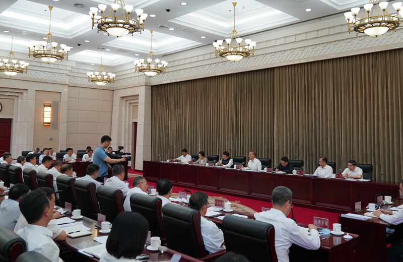 黄强在全省上半年经济形势分析会上强调
三季度“多拉快跑”努力完成全年目标任务「相关图片」