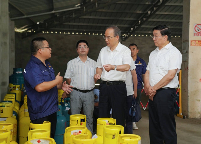 黄强在成都督导检查防灾减灾和安全生产工作 
将责任压实到一线岗位坚决防范遏制各类事故发生「相关图片」