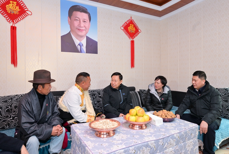 王晓晖黄强田向利施小琳等省领导率团开展春节走访慰问
向全省各族人民致以诚挚问候和新春祝福「相关图片」