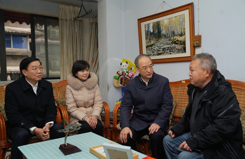 王晓晖黄强田向利施小琳等省领导率团开展春节走访慰问
向全省各族人民致以诚挚问候和新春祝福「相关图片」