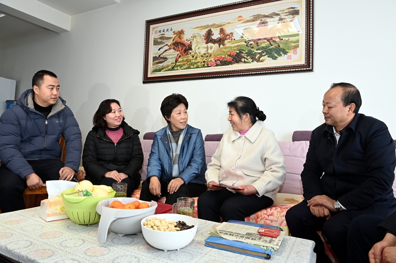 王晓晖黄强田向利施小琳等省领导率团开展春节走访慰问
向全省各族人民致以诚挚问候和新春祝福「相关图片」