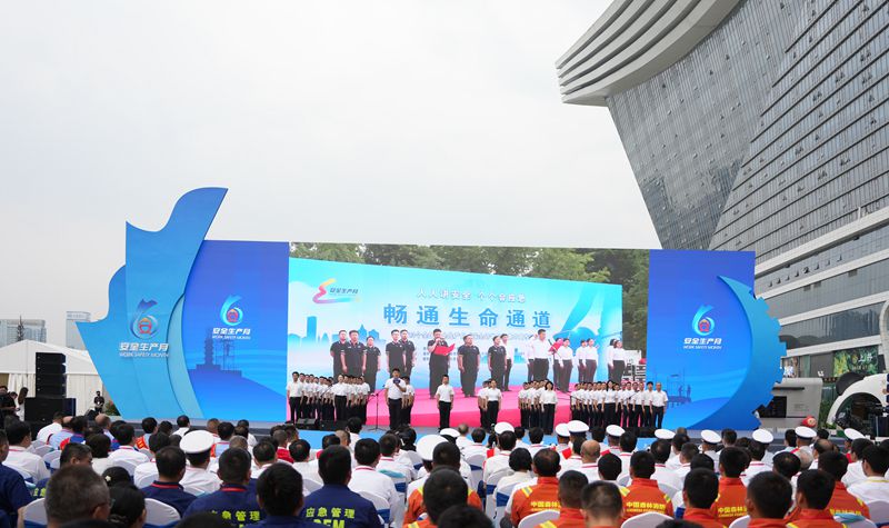 2024年全國“安全宣傳咨詢?nèi)铡敝鲌龌顒釉谌嘏e行
王祥喜講話 黃強(qiáng)致辭 施小琳出席「相關(guān)圖片」