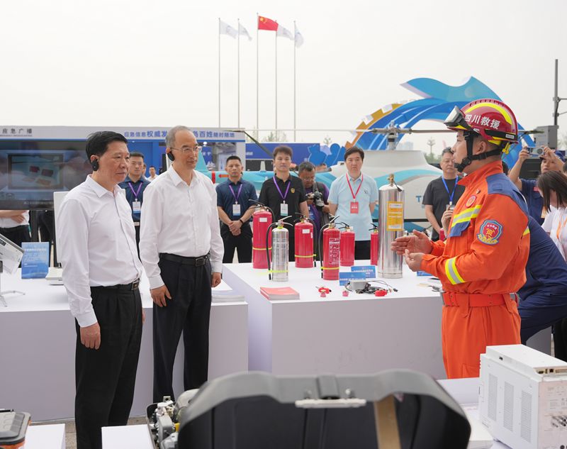 2024年全國“安全宣傳咨詢?nèi)铡敝鲌龌顒釉谌嘏e行
王祥喜講話 黃強(qiáng)致辭 施小琳出席「相關(guān)圖片」