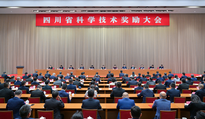 四川省科学技术奖励大会举行
王晓晖施小琳于立军等为获奖代表颁奖「相关图片」