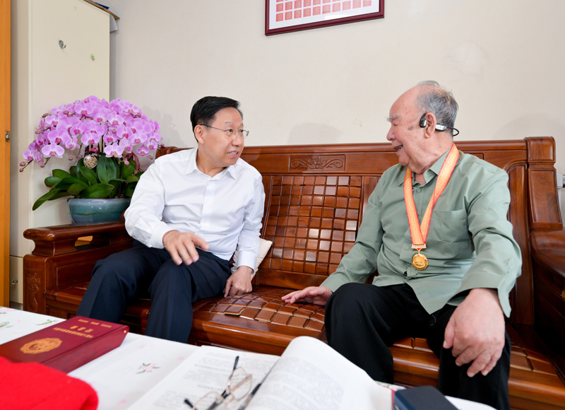 王曉暉施小琳于立軍走訪慰問(wèn)參加過(guò)抗戰(zhàn)的老戰(zhàn)士老同志
并頒發(fā)“中國(guó)人民抗日戰(zhàn)爭(zhēng)勝利80周年”紀(jì)念章「相關(guān)圖片」