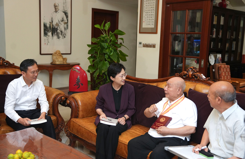 王曉暉施小琳于立軍走訪慰問(wèn)參加過(guò)抗戰(zhàn)的老戰(zhàn)士老同志
并頒發(fā)“中國(guó)人民抗日戰(zhàn)爭(zhēng)勝利80周年”紀(jì)念章「相關(guān)圖片」