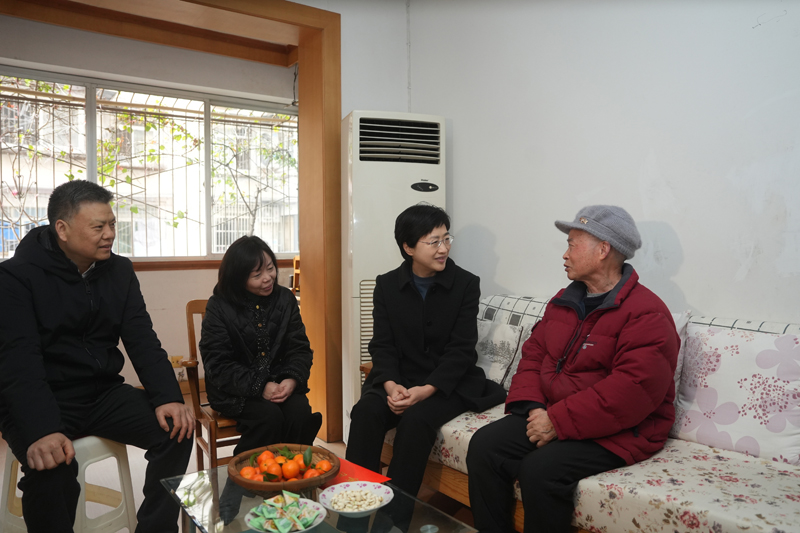 王晓晖施小琳田向利于立军等省领导率团开展春节走访慰问
向全省各族人民致以诚挚问候和新春祝福「相关图片」