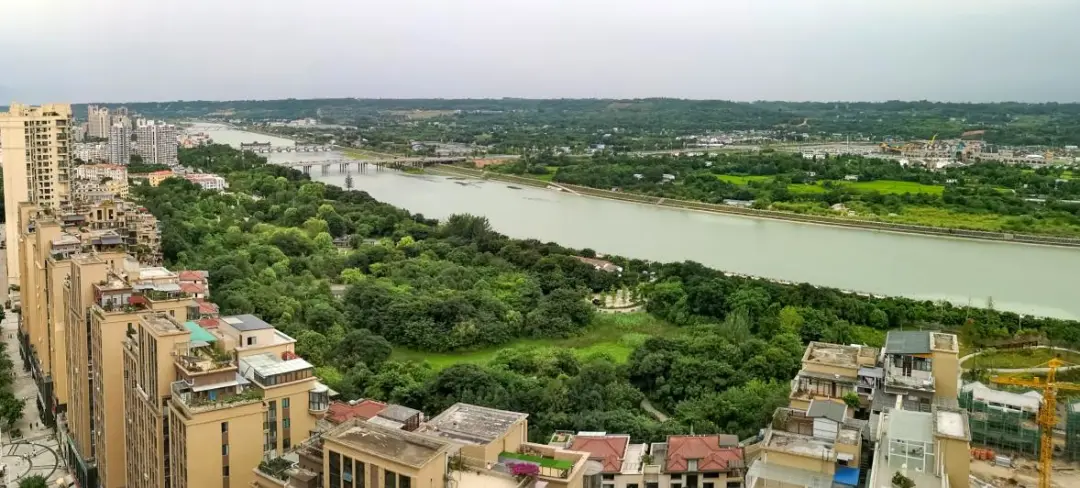 这里气候宜人,生态环境优美,素有"滨水安州,美丽花城"之