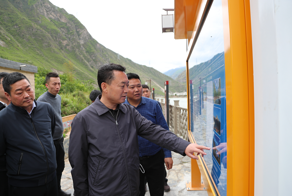 甘孜州委书记沈阳在大渡河流域巡河并调研生态环保等工作