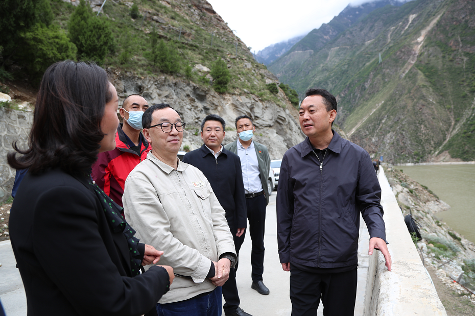 甘孜州委书记沈阳在大渡河流域巡河并调研生态环保等工作