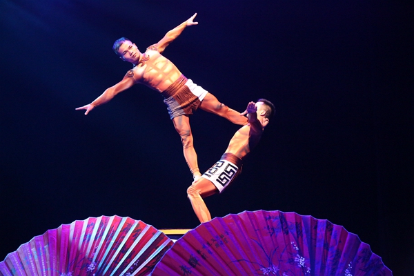 杂技演员进行正在平衡表演