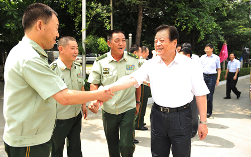 省委常委,省军区政委叶万勇说,全省各级党委,政府和全省人民在支持